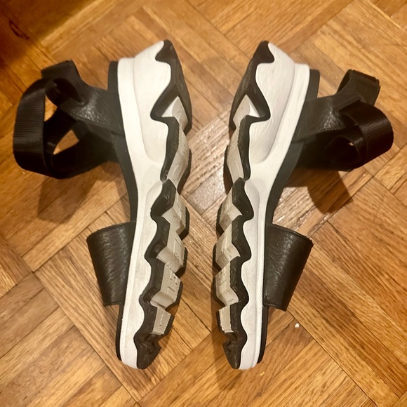 SOREL Black KINETIC Leather Rubber Wavy Platform Sandals - Picture 7 of 10